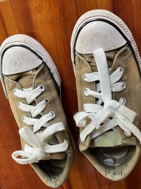 Kids Low-Top Converse Canvas  Sneakers in Tan with White Laces